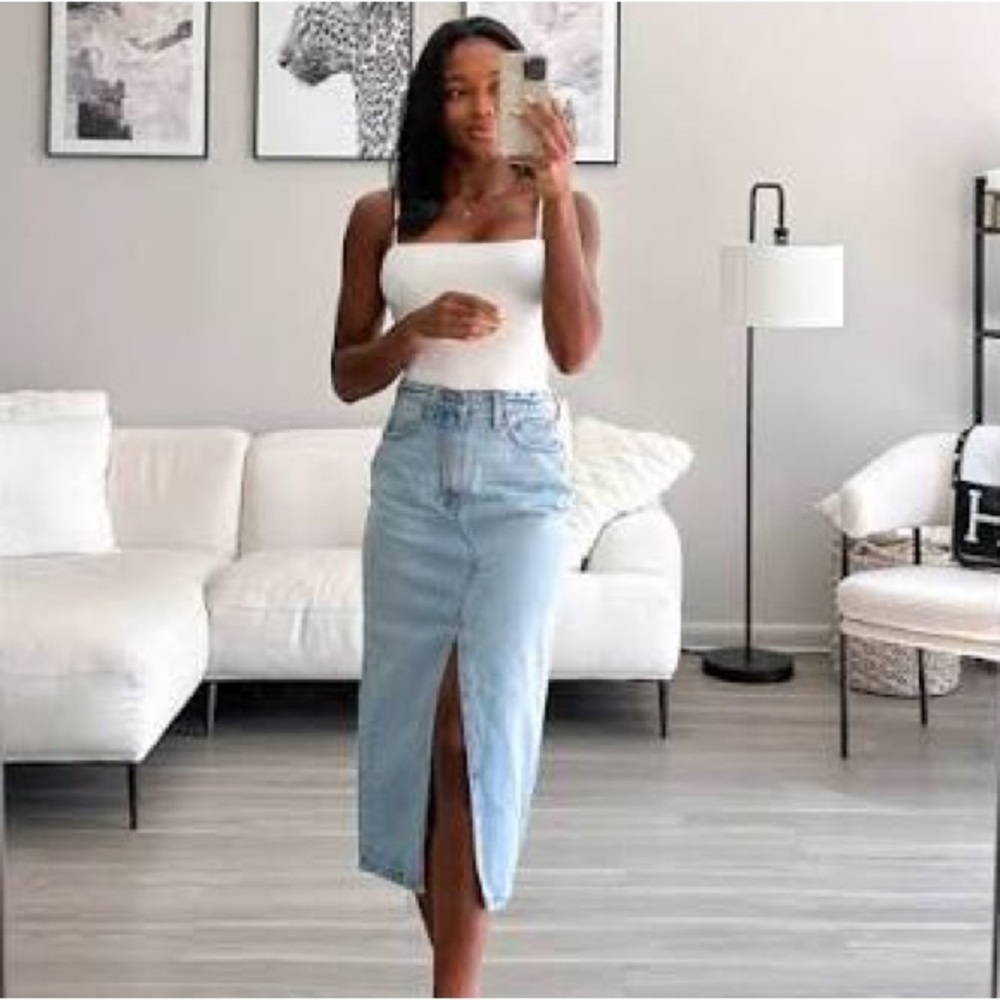 Good American Good Ease Denim Compression Slit Midi Jean Skirt Light Wash 6/28 - Picture 1 of 10